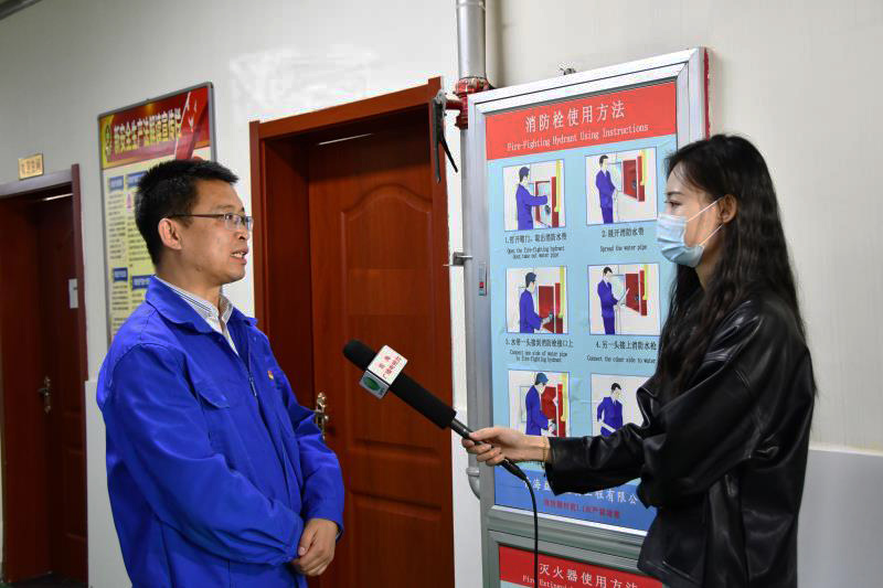 總經理袁東平接受媒體采訪 總經理袁東平接受媒體采訪